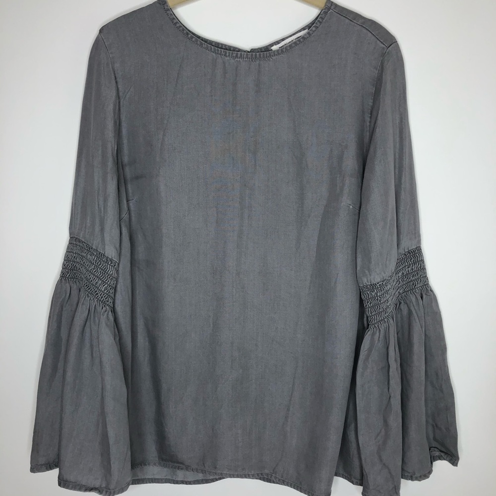Beach lunch lounge gray blouse, long bell sleeves